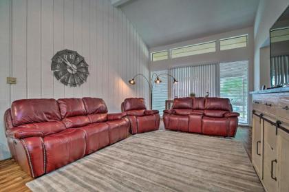 Serene Townhome with Porch Walk to Lake Conroe - image 4