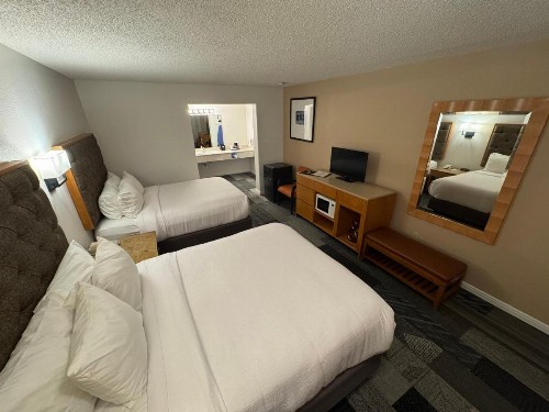 Wayside Motor Inn - image 13