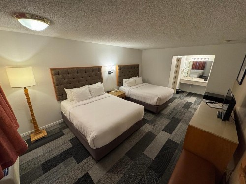 Wayside Motor Inn - image 23