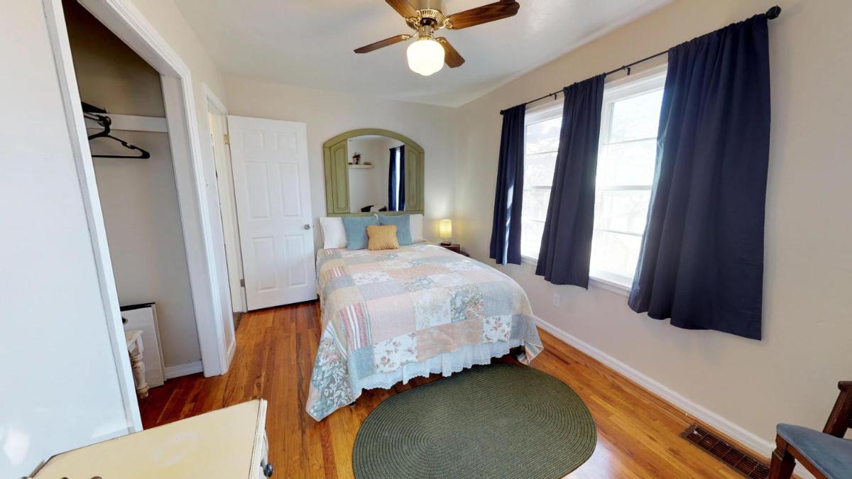 Wisteria Vine Cottage - image 2