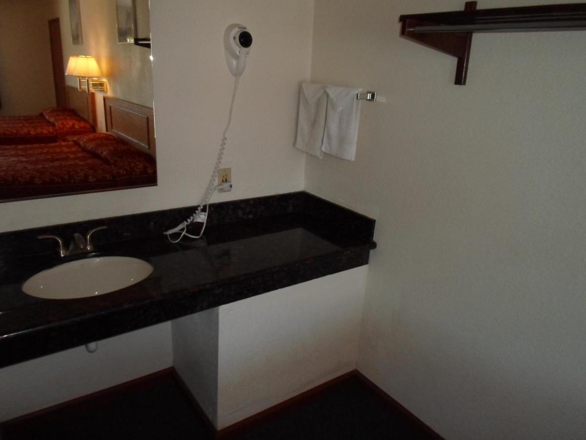Economy Inn Morgan Hill - image 2