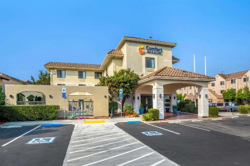 Comfort Inn & Suites - image 23