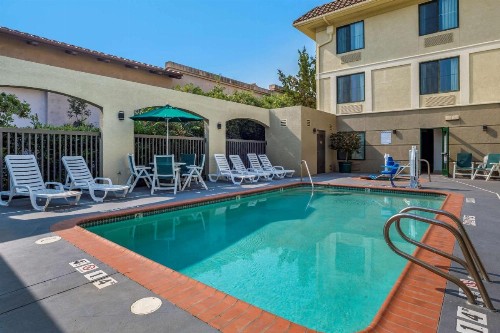 Comfort Inn & Suites - image 3