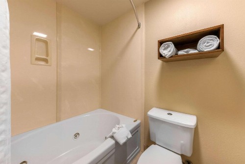 Comfort Inn & Suites - image 32
