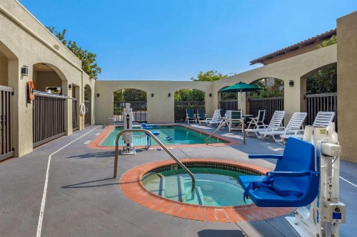 Comfort Inn & Suites - image 8