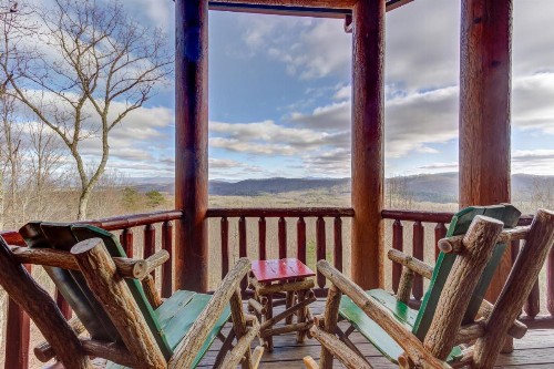 Rustic Luxury Retreat - image 4