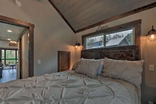 Secluded Morganton Tiny Home with Hot Tub Access!
