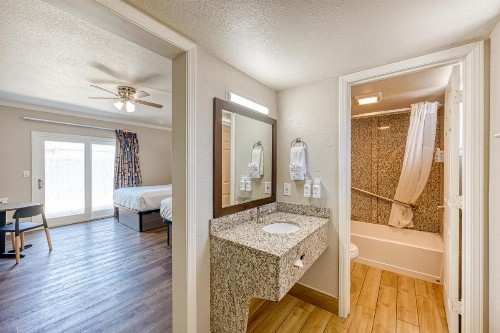 Harbor House Inn - image 12