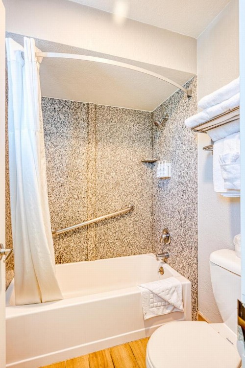Harbor House Inn - image 25