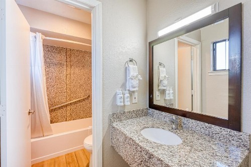 Harbor House Inn - image 30