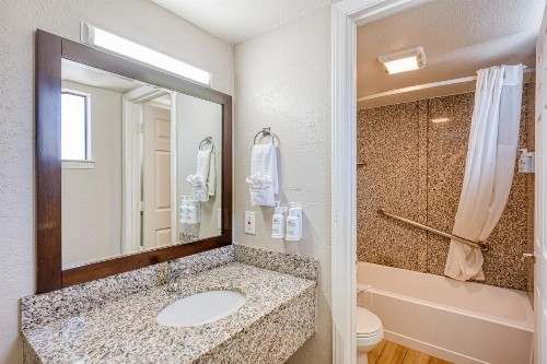 Harbor House Inn - image 34