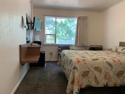 Lakeside Motel - image 10