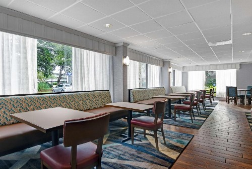 Hampton Inn Patriots Point - image 10