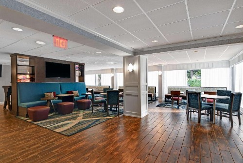 Hampton Inn Patriots Point - image 12