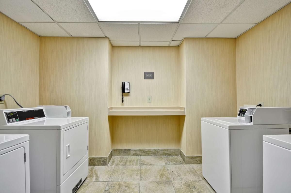 Hampton Inn & Suites Charleston/Mt. Pleasant-Isle Of Palms - image 2