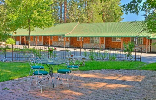 Strawberry Valley Inn - image 14