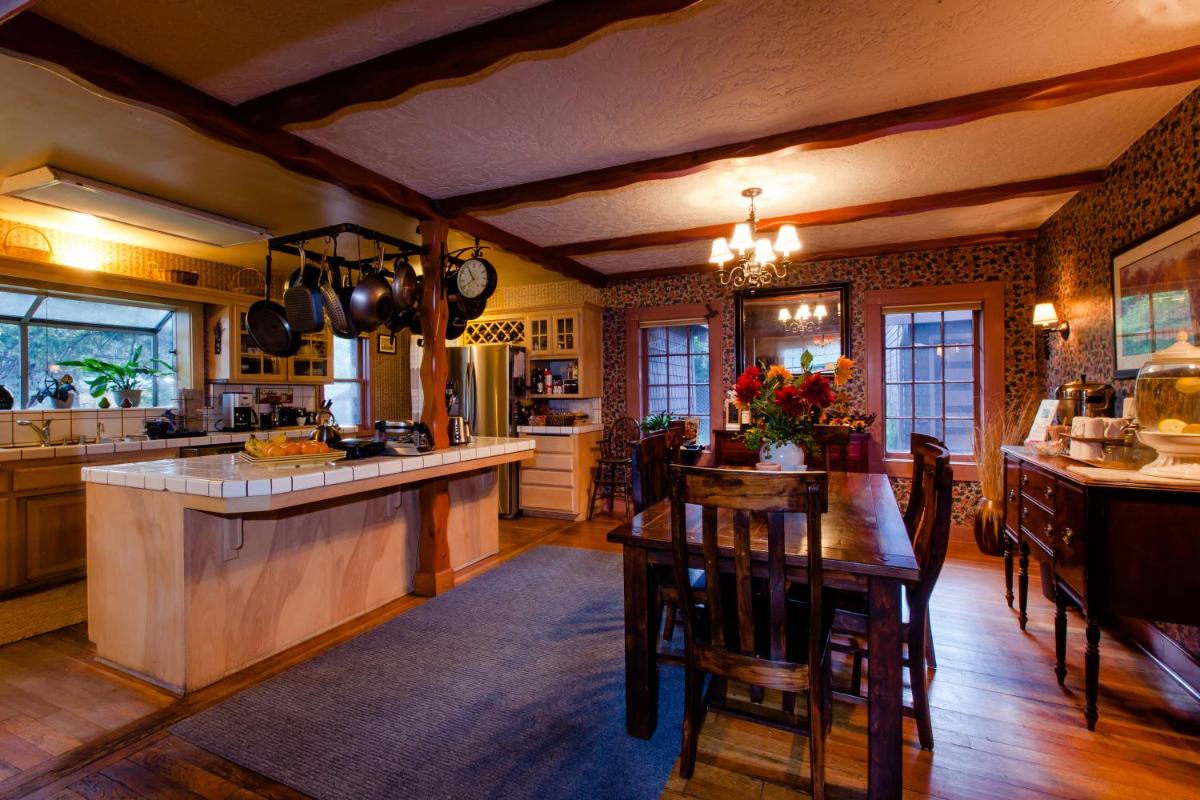 Strawberry Valley Inn - image 7