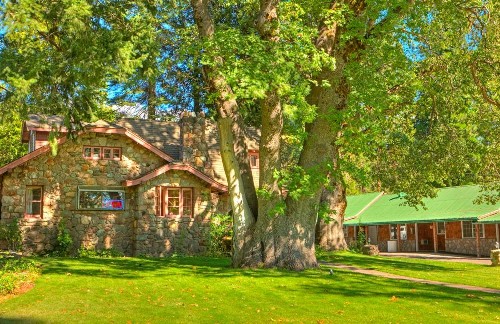Strawberry Valley Inn - image 9