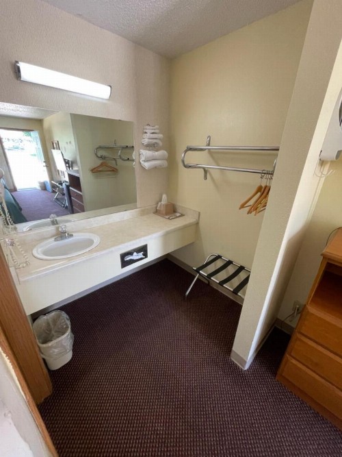 Executive Inn - image 30
