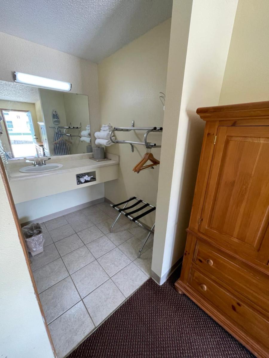 Executive Inn - image 5