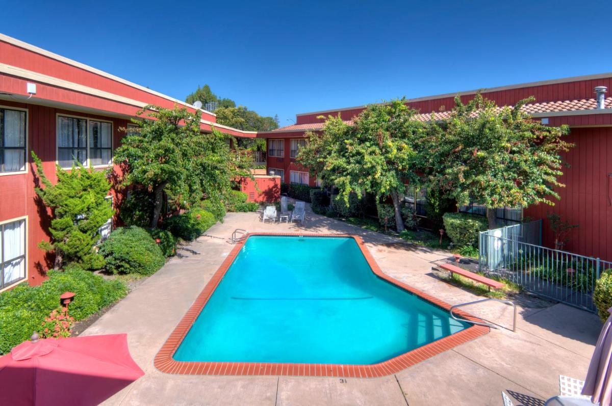 County Inn - image 2