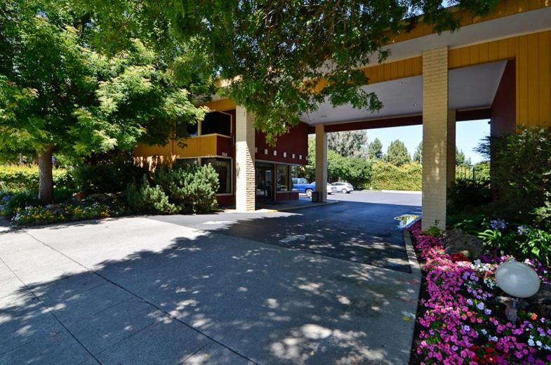 County Inn - image 7