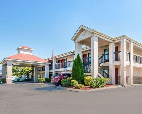 Econo Lodge Inn & Suites Murfreesboro - image 1