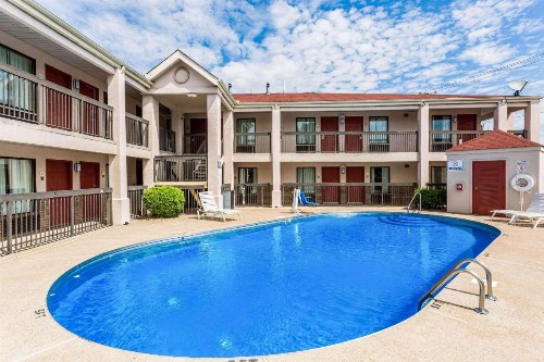 Econo Lodge Inn & Suites Murfreesboro - image 2