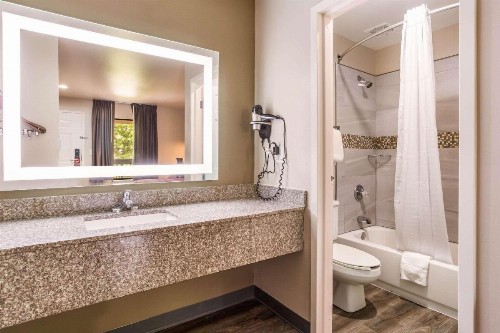 Econo Lodge Inn & Suites Murfreesboro - image 9