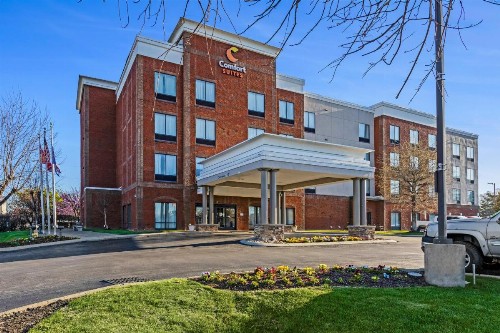 Comfort Suites Murfreesboro - image 1