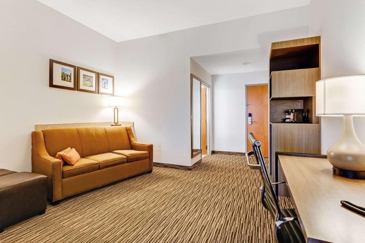 Comfort Suites Murfreesboro - image 2
