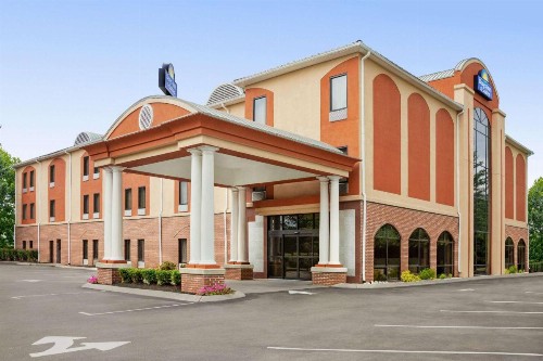 Days Inn & Suites by Wyndham Murfreesboro - image 1