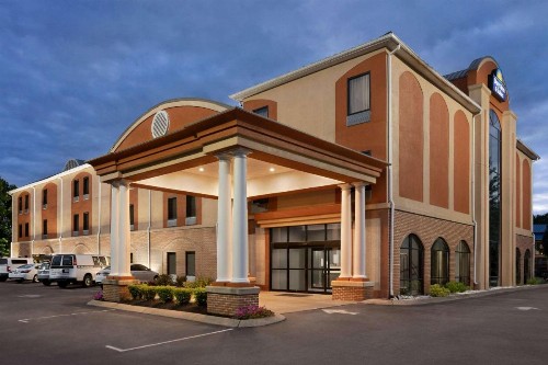 Days Inn & Suites by Wyndham Murfreesboro - image 2