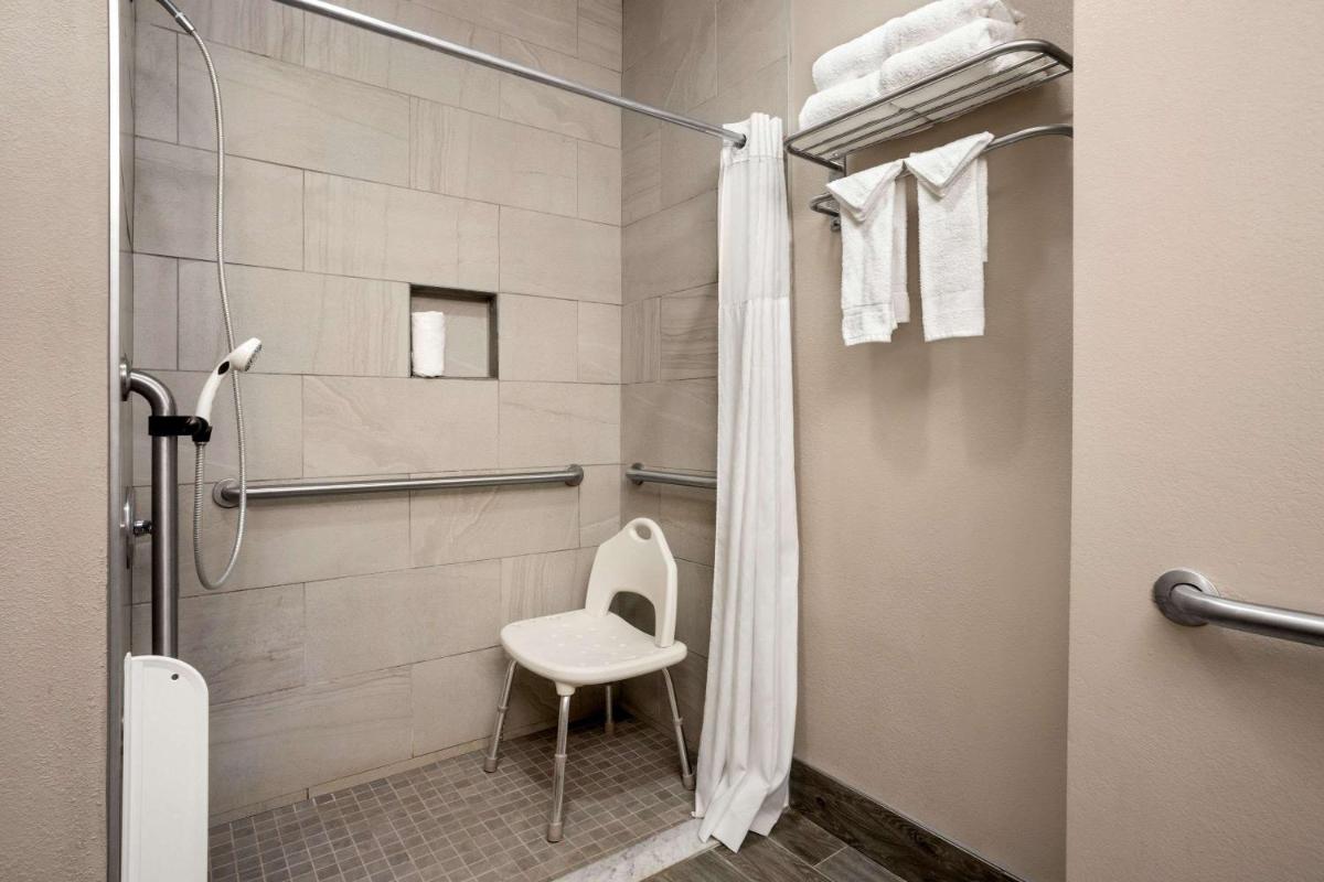 Days Inn & Suites by Wyndham Murfreesboro - image 3