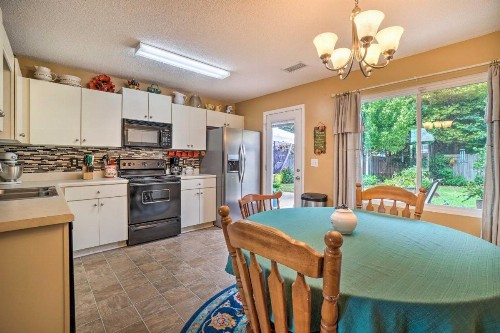 Enchanting Murfreesboro Cottage with Garden! - image 9