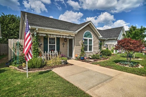 Enchanting Murfreesboro Cottage with Garden! - image 5