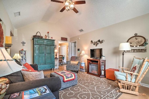 Enchanting Murfreesboro Cottage with Garden! - image 6