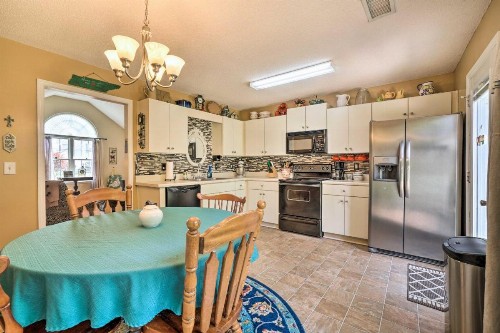 Enchanting Murfreesboro Cottage with Garden! - image 7