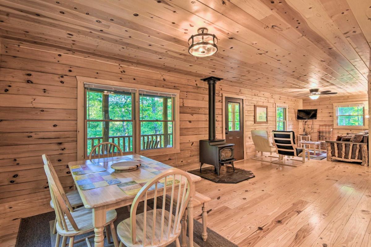 Secluded Cabin with Deck 13 Miles to Downtown Murphy - image 3