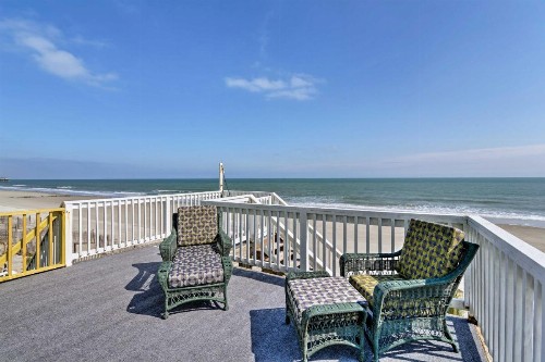Oceanfront 'Lee Cottage' - 4 Miles to Marsh Walk!