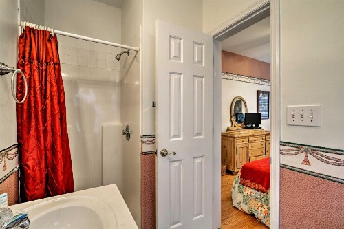 Oceanfront 'Lee Cottage' - 4 Miles to Marsh Walk! - image 9