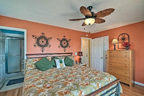 Spacious Home with 3 Decks 1 Block to Beach! - image 11