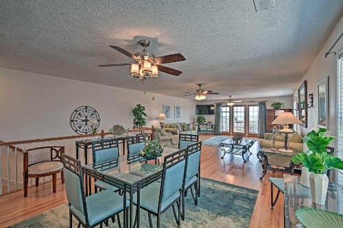 Spacious Home with 3 Decks 1 Block to Beach! - image 6