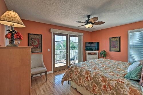 Spacious Home with 3 Decks 1 Block to Beach! - image 9