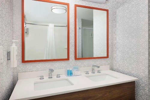 Hampton Inn & Suites Myrtle Beach Oceanfront - image 25