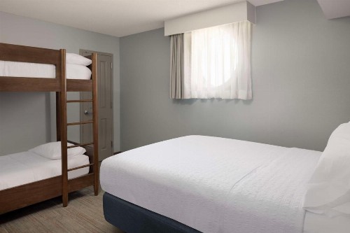 Hampton Inn & Suites Myrtle Beach Oceanfront - image 35