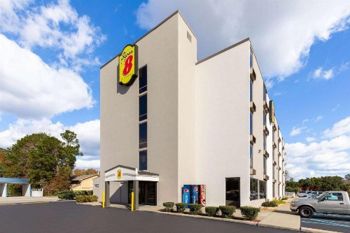 Super 8 by Wyndham Myrtle Beach/Market Common Area - image 1