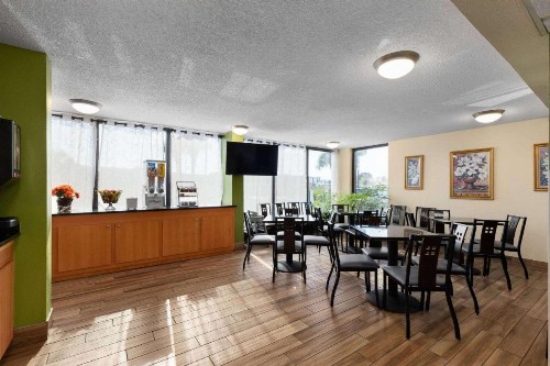 Super 8 by Wyndham Myrtle Beach/Market Common Area - image 16