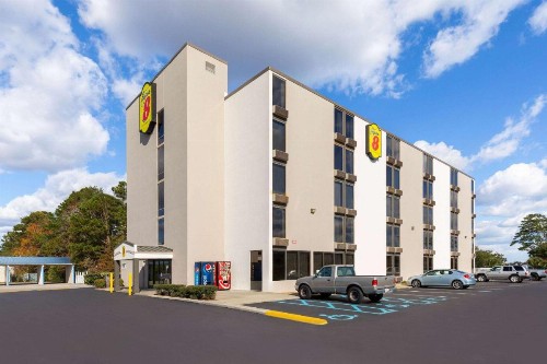 Super 8 by Wyndham Myrtle Beach/Market Common Area - image 2