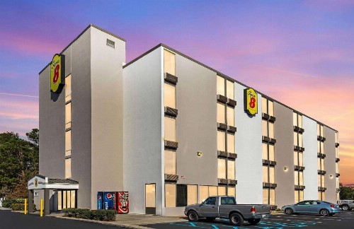 Super 8 by Wyndham Myrtle Beach/Market Common Area - image 3